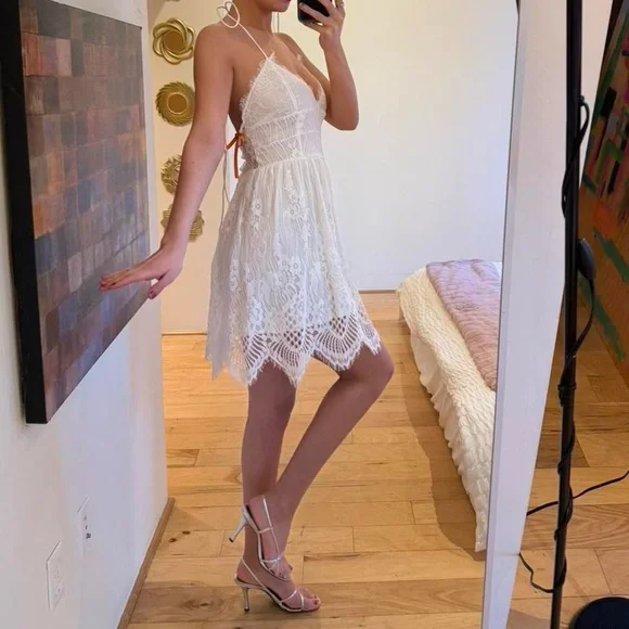 Elegant White Floral Lace Halter Dress - Picture 5 of 7